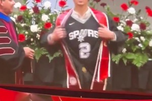 这要被嘘吧俄克拉荷马大学毕业典礼一学生秀出了马刺球衣！