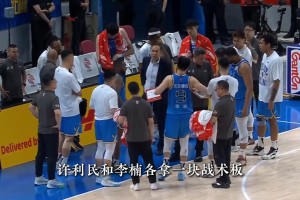 北京男篮双战术板场面引热议：到底是听李楠的还是许利民的？