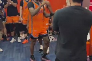 沪上真神！赛后更衣室内，上海男篮队员纷纷与古德温击掌庆祝