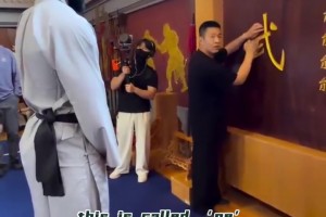 杰伦·布朗在少林寺专心听师傅讲解“武”的含义